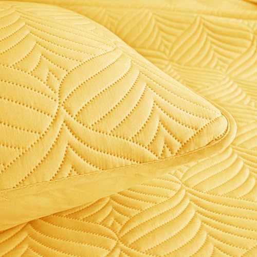 Whale Flotilla Yellow Quilt Set Twin Size 2-Piece