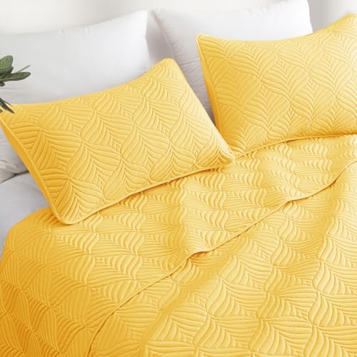Whale Flotilla Yellow Quilt Set Twin Size 2-Piece
