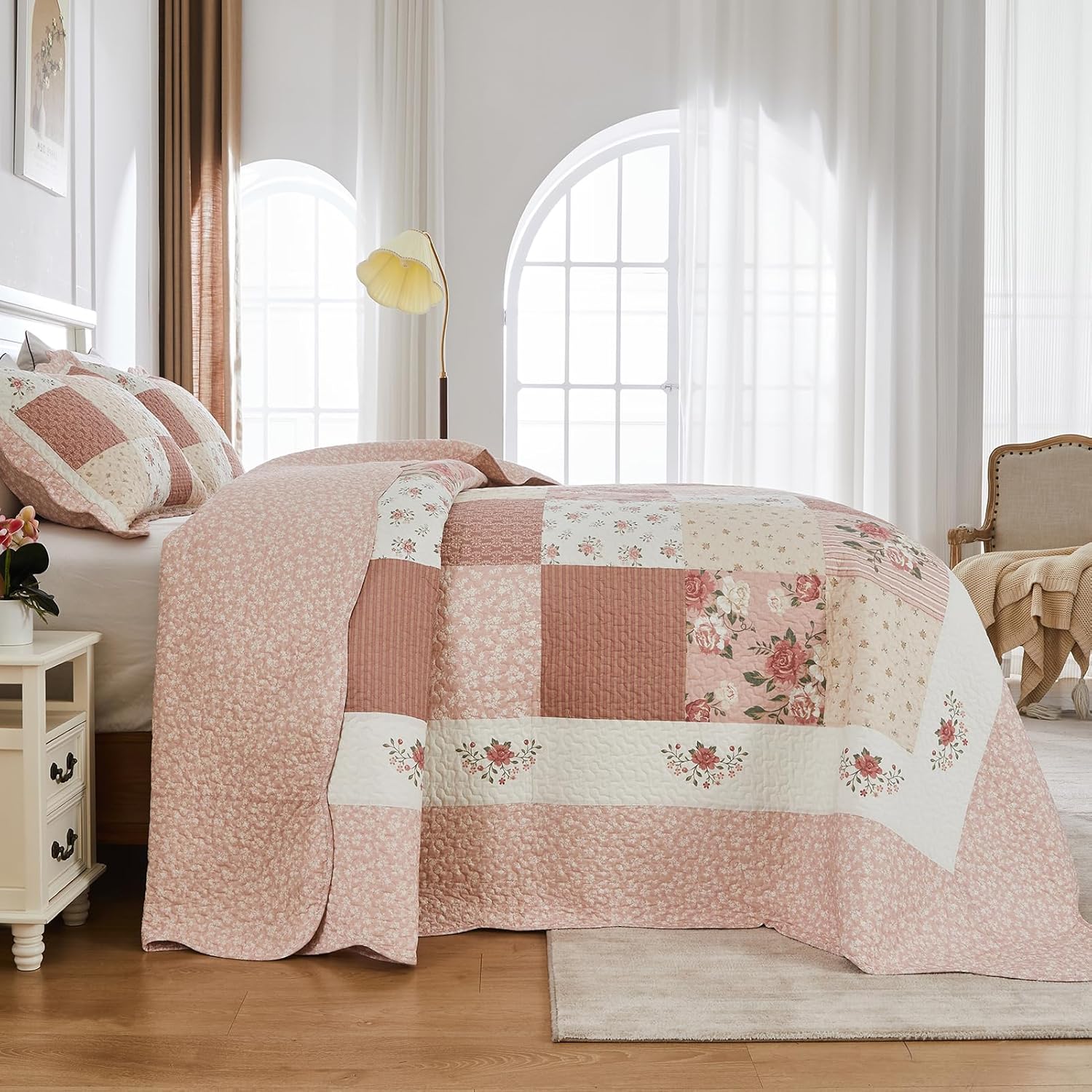 SahSahCasa 128x120 Cotton Patchwork Bedspread Set - Floral Cal King Quilt