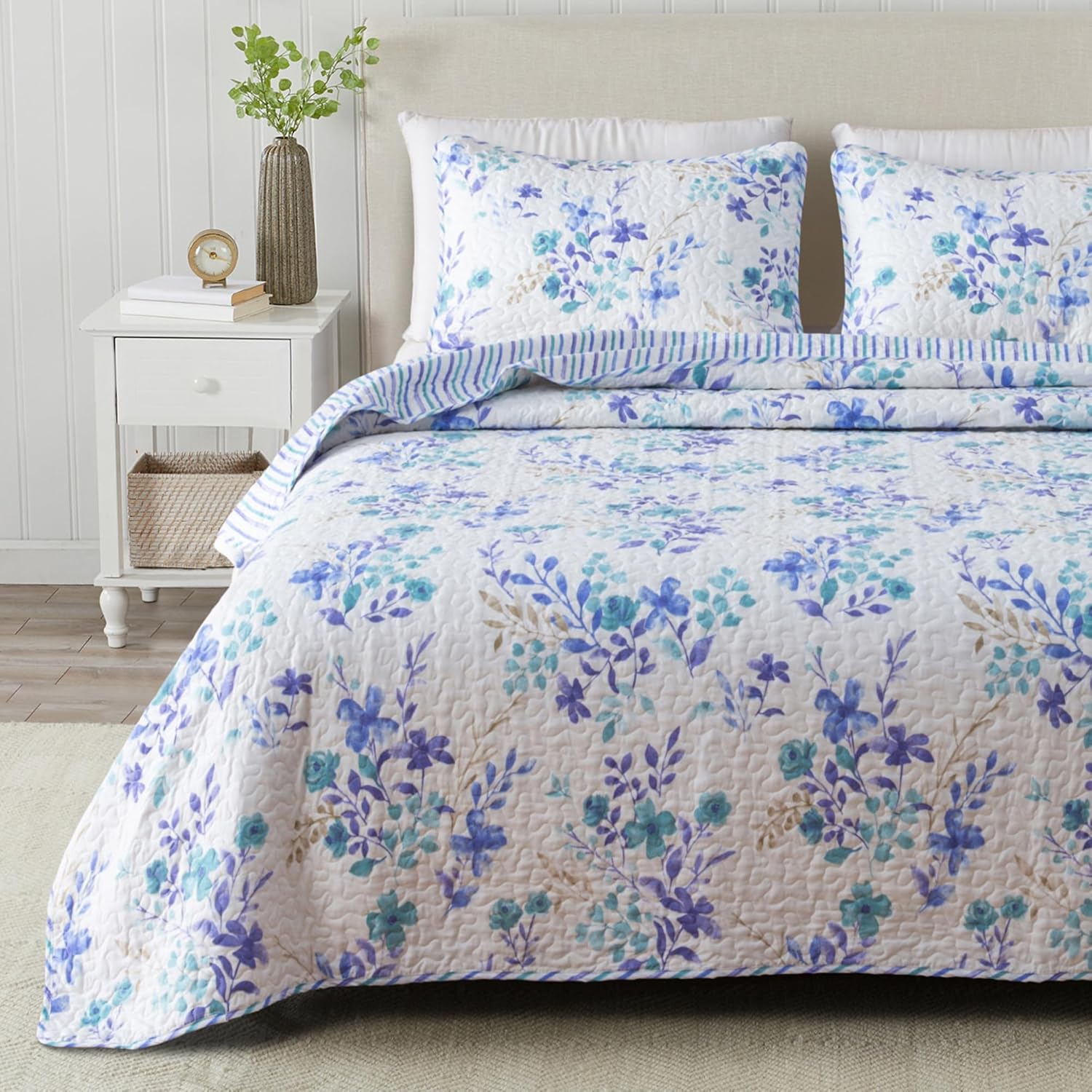 Great Bay Home Blue Floral TwinTwin XL Quilt Set with Shams