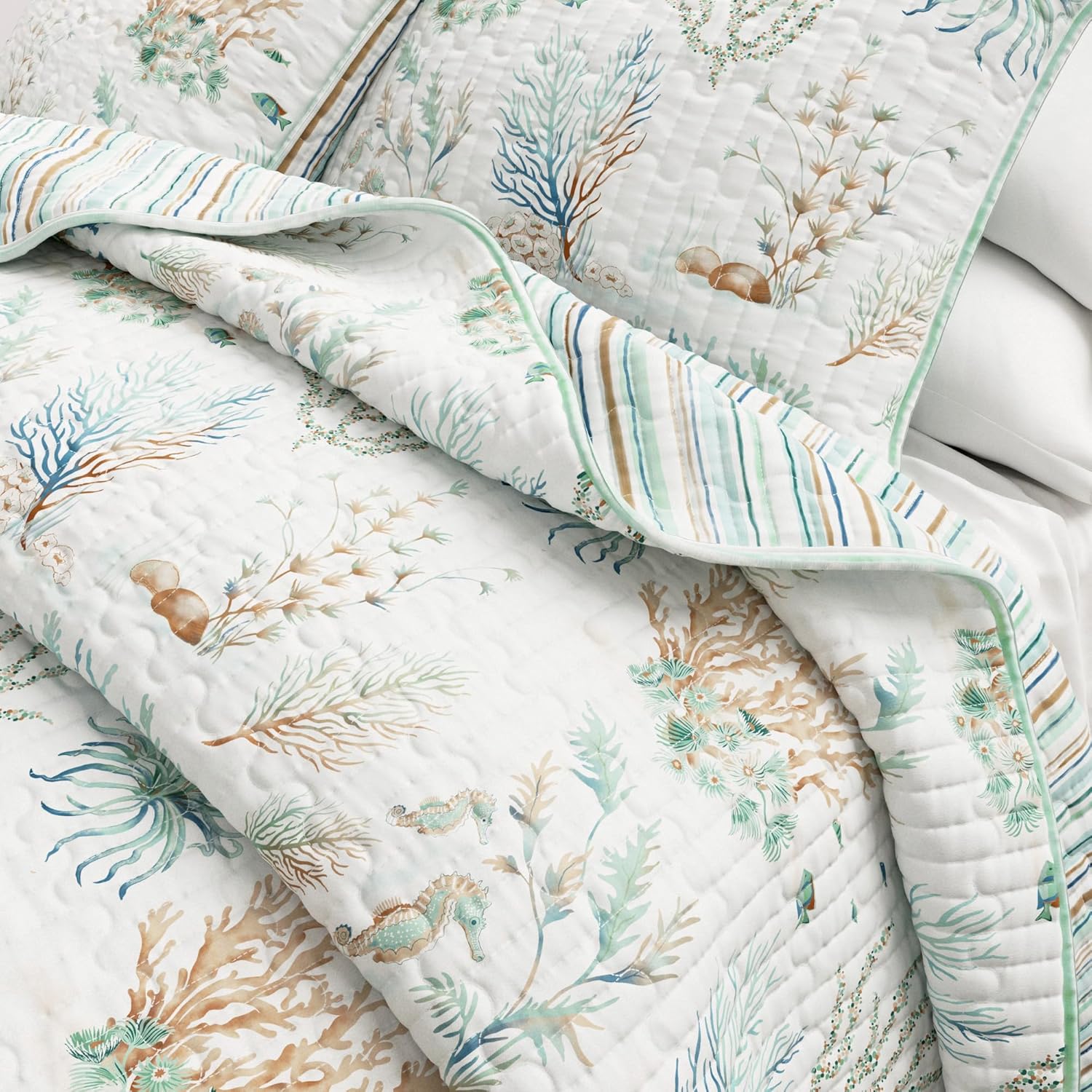 Great Bay Home Aqua Grove Quilt Set with Shams