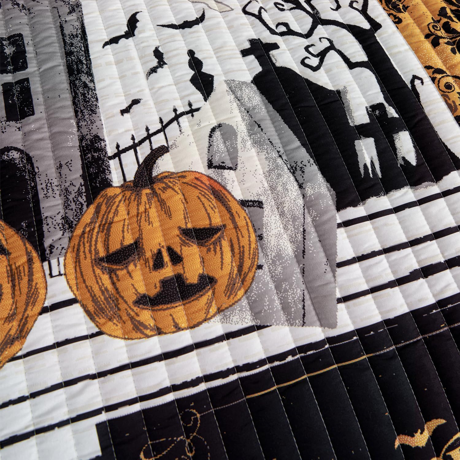 EVENHUG Halloween Queen Quilt Set with Pillow Shams 1
