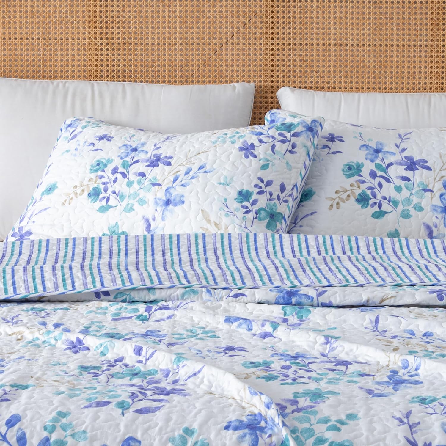 Great Bay Home Blue Floral TwinTwin XL Quilt Set with Shams