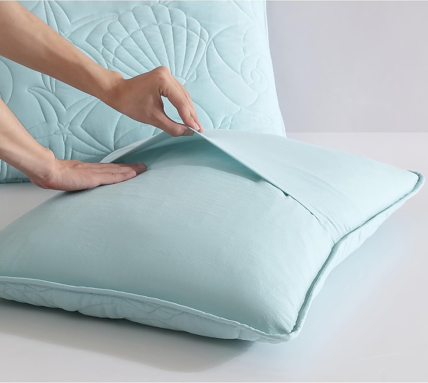 CARIBBEAN JOE Twin Outlined Shell Quilt Set in Aqua