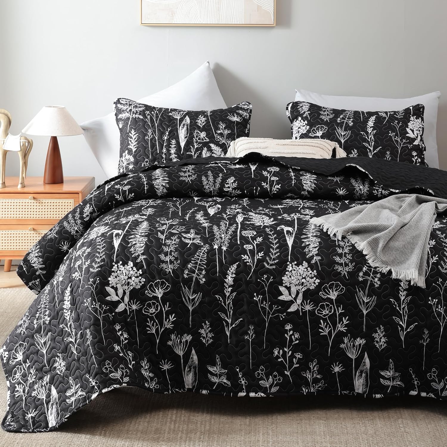 JANZAA Queen Size Quilt Set with Floral Pattern - Black 1