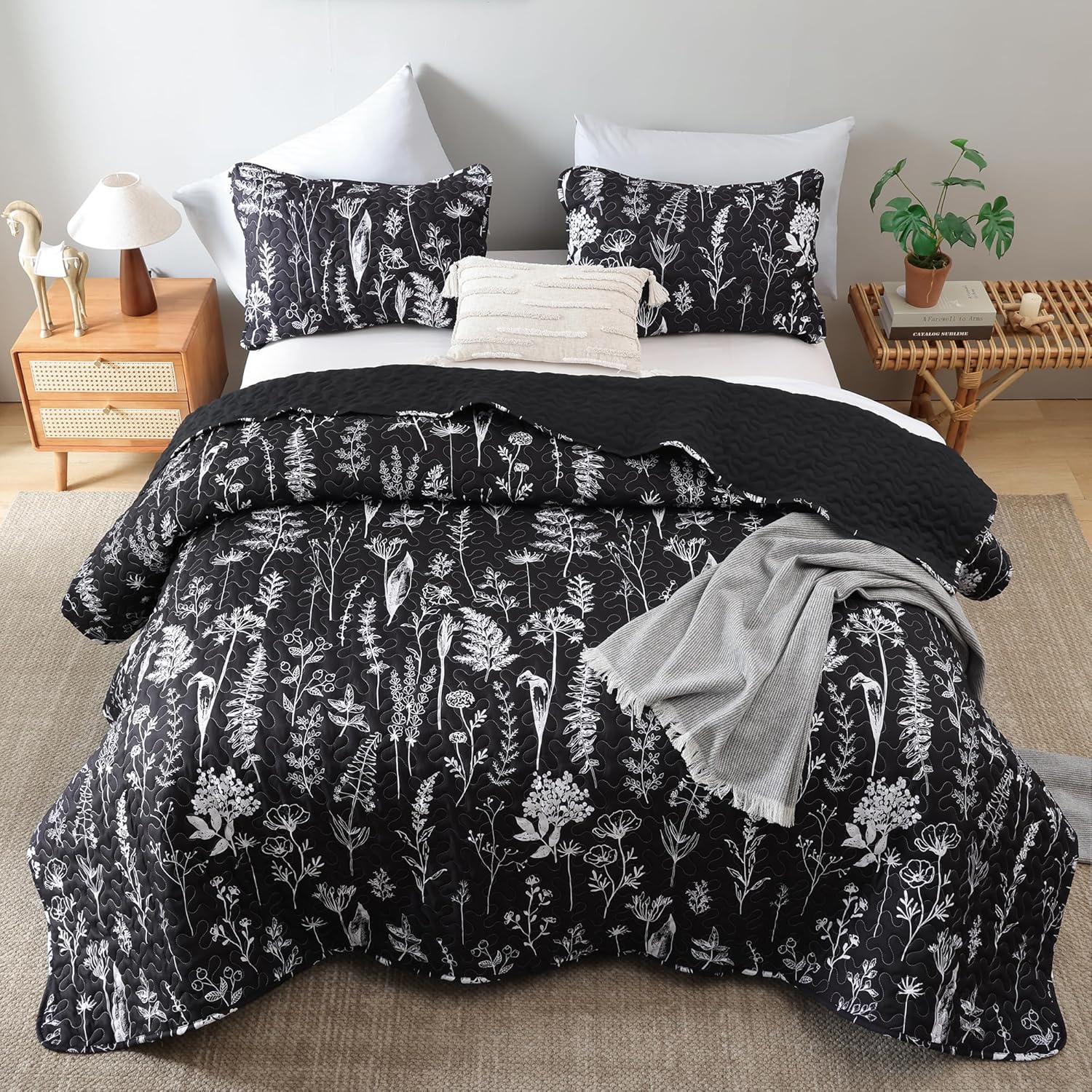 JANZAA Queen Size Quilt Set with Floral Pattern - Black 1