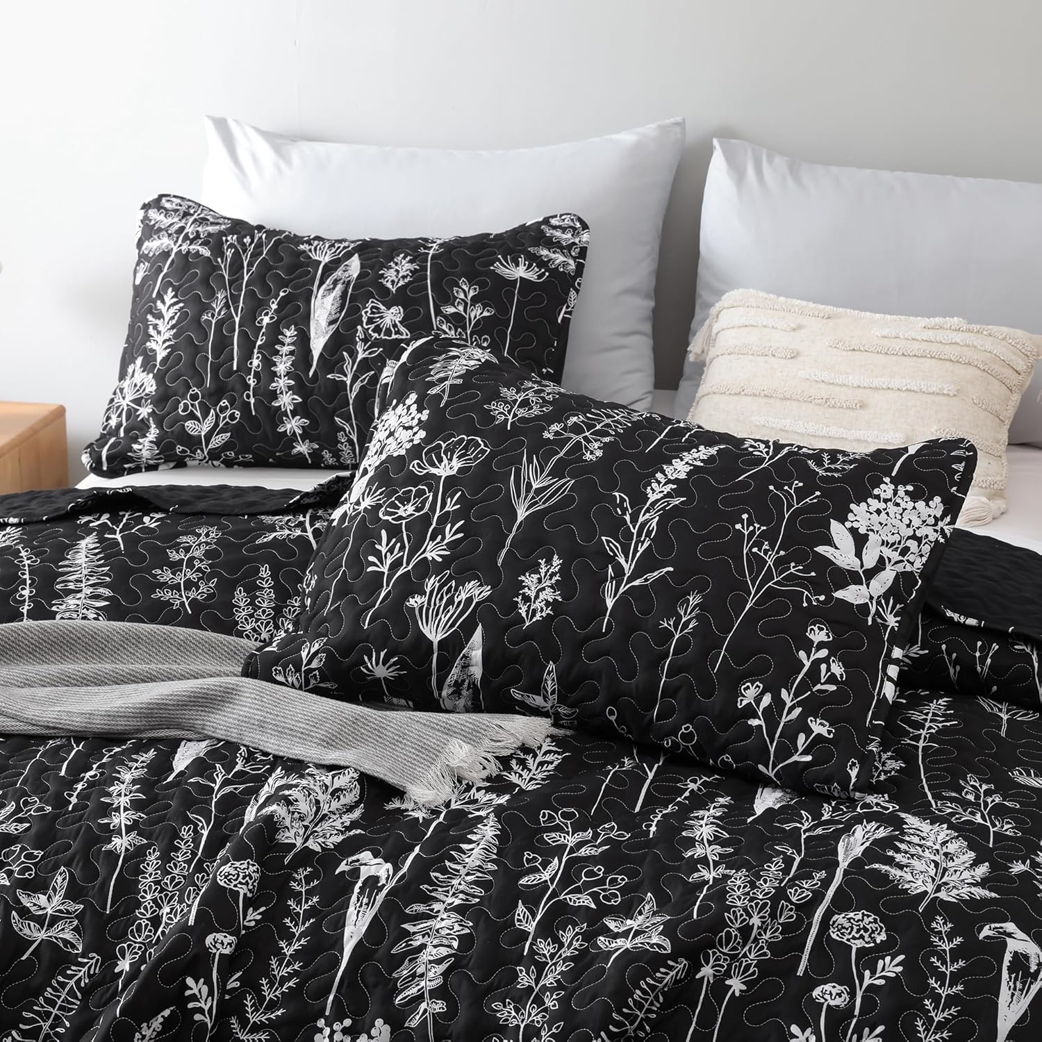 JANZAA Queen Size Quilt Set with Floral Pattern - Black 1