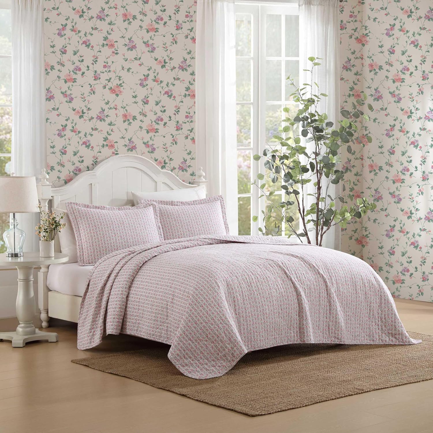 Laura Ashley Full Queen Quilt Set with Matching Shams