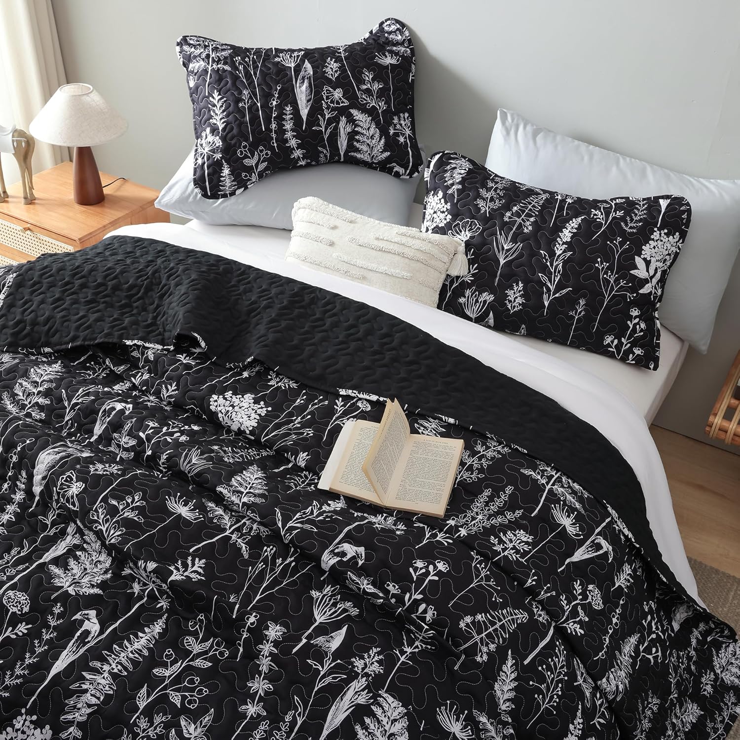 JANZAA Queen Size Quilt Set with Floral Pattern - Black 1