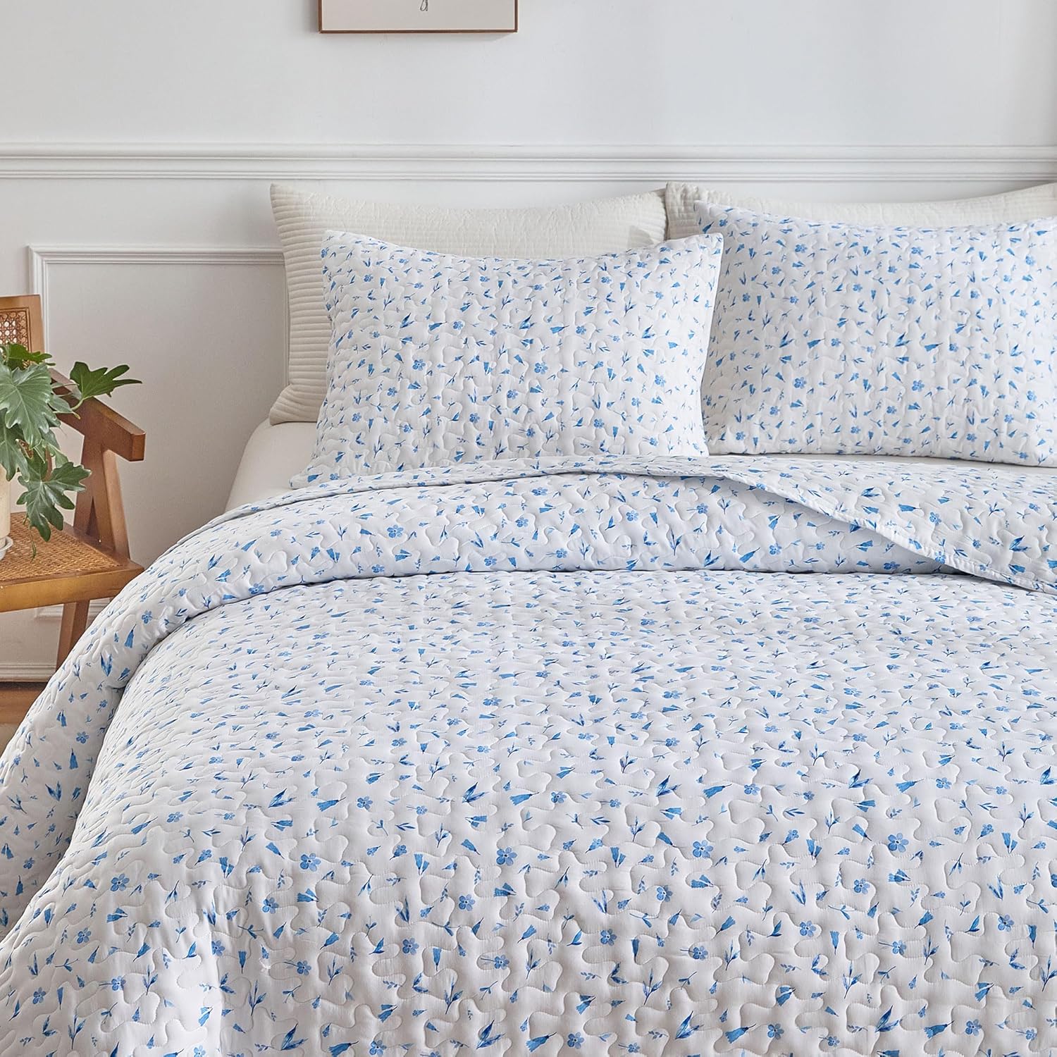 mixinni King Quilt Bedding Set with Pillow Shams 1